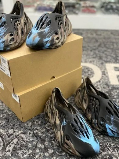 Yeezy Foam Runner Pallets - Image 8